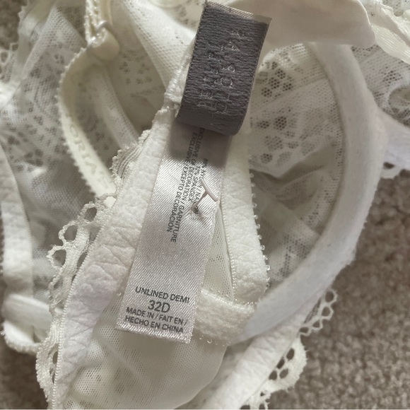 Victoria Secret white lacy bra size 32D - Picture 3 of 3